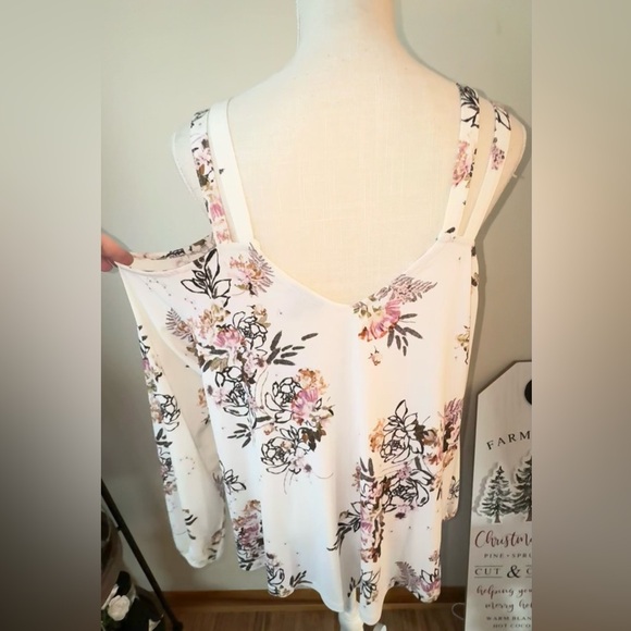 Torrid Floral cold shoulder double strap top. Size 0X NWT - Picture 1 of 12